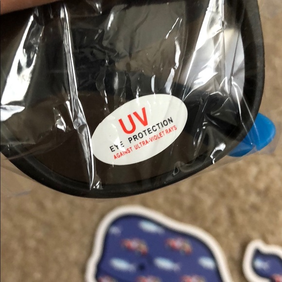 New Vineyard Vines sunglasses and 2 stickers - Picture 3 of 5